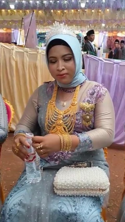 Viral! This is What Happens When Moms Become Pagar Ayu: Wearing Jewelry Like a Walking Gold Store, Thick Makeup 'Daytime on Top, Nighttime on Bottom'