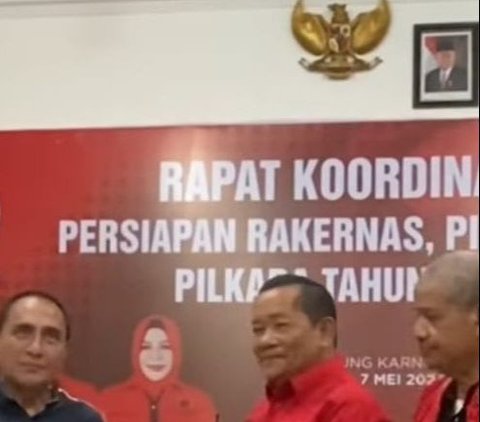 Rapat koordinasi Pilkada Sumut yang digelar PDIP Sumatera Utara sedang menjadi perbincangan. Sebab, tidak ada foto Presiden Joko Widodo (Jokowi) saat pengurus PDIP menerima pendaftaran Edy Rahmayadi sebagai bakal calon Gubernur Sumut.