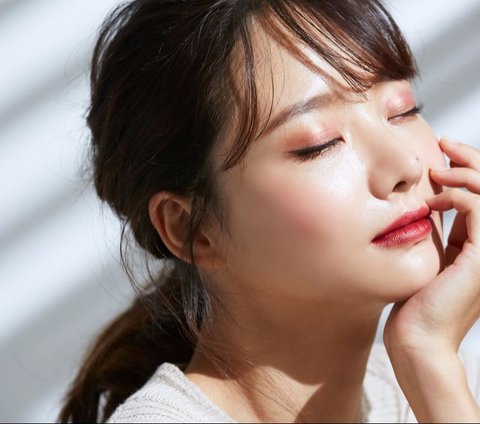 Unique Way Korean Makeup Artists Apply Foundation, Maximum Glowing Results