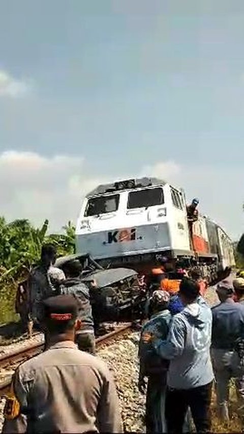 Kronologi Mobil Pengasuh Ponpes Sidogiri Tertabrak Kereta di Pasuruan, 4 Orang Tewas