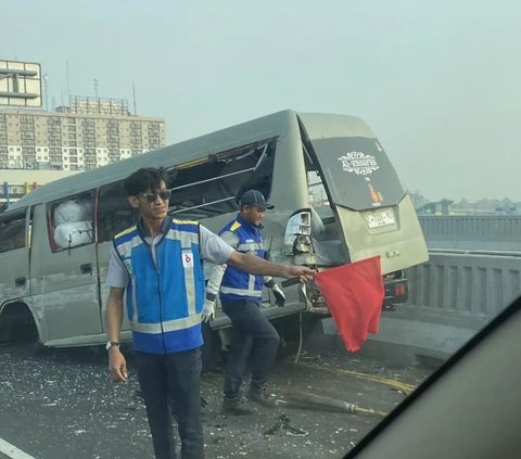 Polisi: Fortuner Tabrak Mikrobus di MBZ Milik Pejabat Utama Polda Jabar