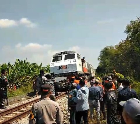 Kronologi Mobil Pengasuh Ponpes Sidogiri Tertabrak Kereta di Pasuruan, 4 Orang Tewas