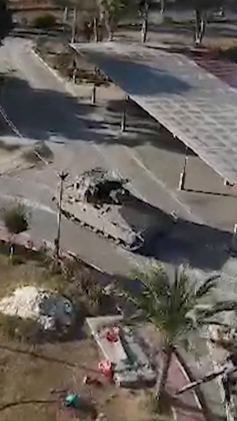 Dalam gambar yang dirilis Pasukan Pertahanan Israel (IDF) pada 7 Mei 2024, tank-tank Israel tampak menguasai pintu perbatasan Rafah. Foto: Israeli Army/AFP