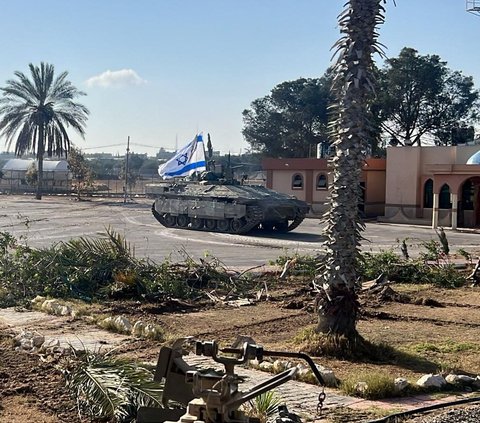 FOTO: Detik-Detik Tank Israel Kuasai Pintu Perbatasan Rafah-Mesir, Warga Jalur Gaza Makin Terdesak