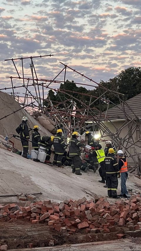 FOTO: Sedang Dibangun, Gedung 5 Lantai Runtuh Tewaskan 4 Orang dan Menjebak Puluhan Lainnya