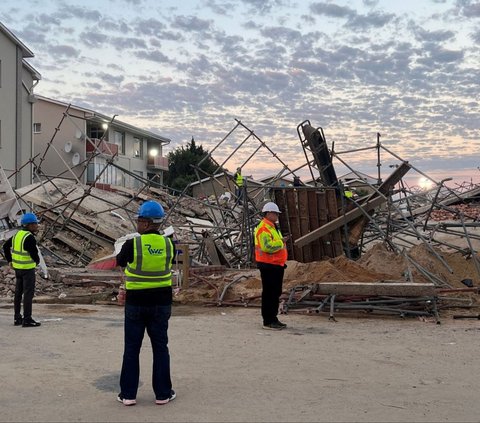 FOTO: Sedang Dibangun, Gedung 5 Lantai Runtuh Tewaskan 4 Orang dan Menjebak Puluhan Lainnya