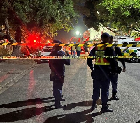 FOTO: Sedang Dibangun, Gedung 5 Lantai Runtuh Tewaskan 4 Orang dan Menjebak Puluhan Lainnya