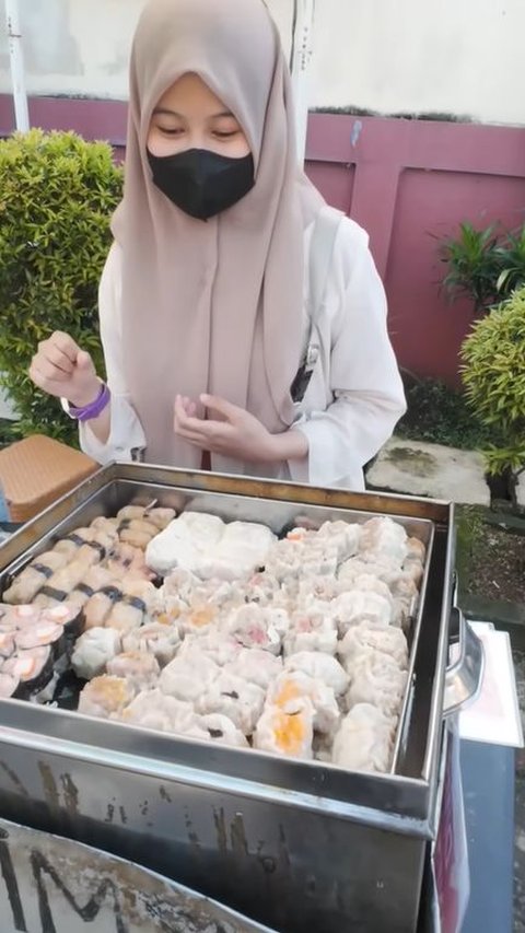 Cerita Pemudi di Depok Kesampingkan Gengsi Jual Dimsum di Pinggir Jalan, Ingin Balas Budi Sang Ibu