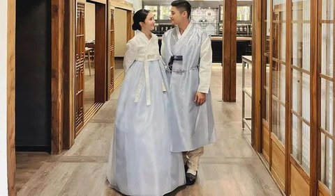 Hanbok yang dikenakan  Beby Tsabina itu senada dengan calon suaminya Rizki Natakusumah yang juga mengenakan hanbok pria nuansa biru-putih yang sama. 