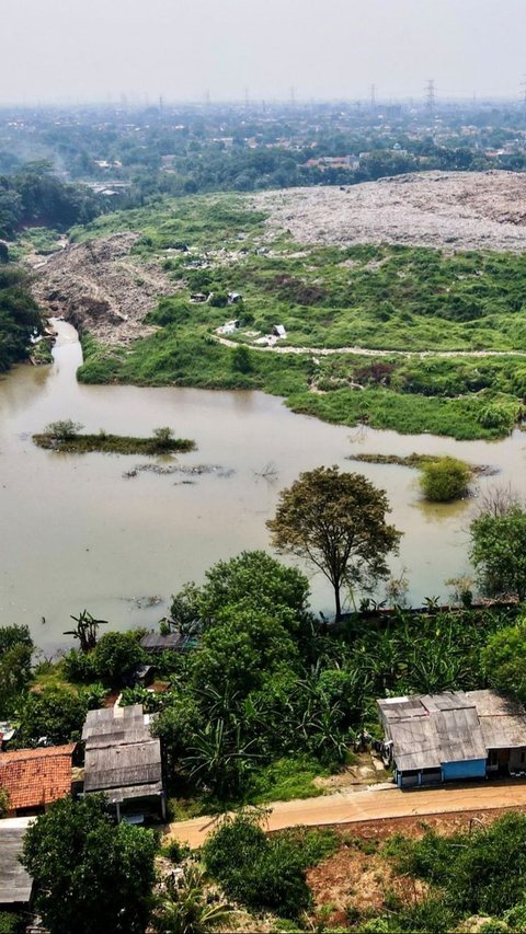 FOTO: Berbulan-bulan Banjir yang Disebabkan Gunung Sampah Masih Merendam Rumah-Rumah hingga Melumpuhkan Jalan di Depok