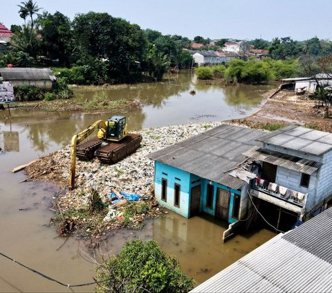 FOTO: Berbulan-bulan Banjir yang Disebabkan Gunung Sampah Masih Merendam Rumah-Rumah hingga Melumpuhkan Jalan di Depok