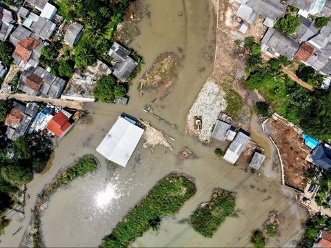 FOTO: Berbulan-bulan Banjir yang Disebabkan Gunung Sampah Masih Merendam Rumah-Rumah hingga Melumpuhkan Jalan di Depok
