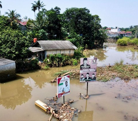 FOTO: Berbulan-bulan Banjir yang Disebabkan Gunung Sampah Masih Merendam Rumah-Rumah hingga Melumpuhkan Jalan di Depok