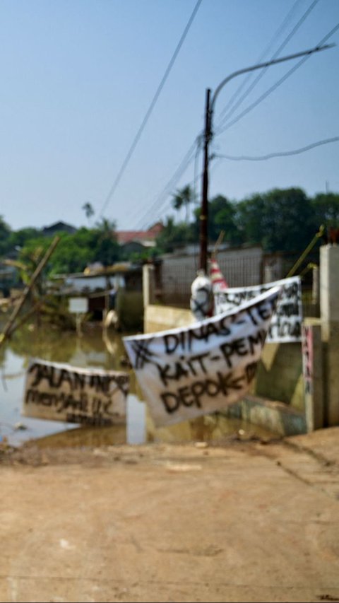 Spanduk itu bertuliskan kritikan terhadap Pemerintah Kota Depok. Foto: AFP / Bay Ismoyo<br>