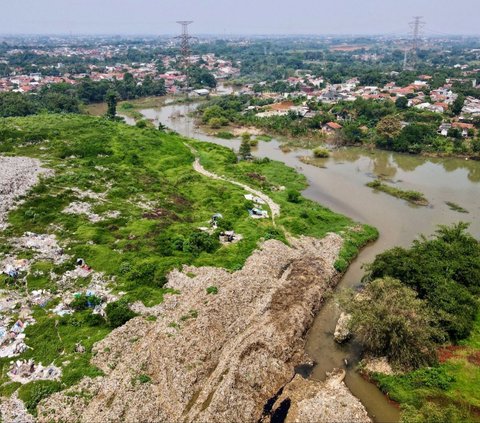 FOTO: Berbulan-bulan Banjir yang Disebabkan Gunung Sampah Masih Merendam Rumah-Rumah hingga Melumpuhkan Jalan di Depok