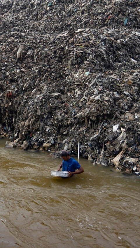 FOTO: Penampakan Gunung Sampah di TPA Cipayung yang Overload hingga Nyaris Tutup Aliran Sungai