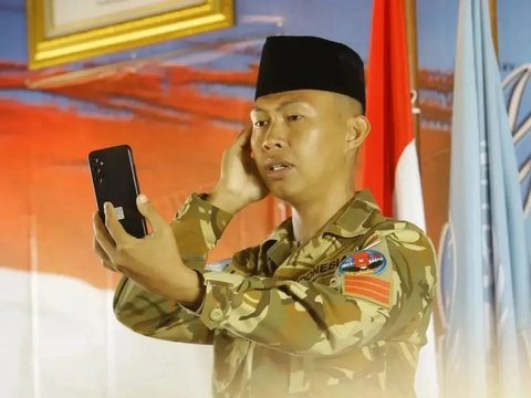On Duty in Central Africa, TNI Soldier Emotionally Azan His Newborn Daughter through Video Call
