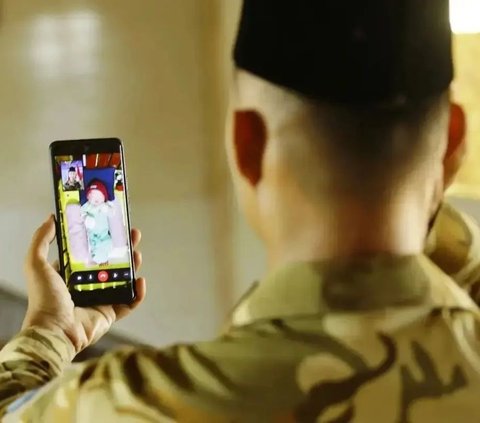 On Duty in Central Africa, TNI Soldier Emotionally Azan His Newborn Daughter through Video Call