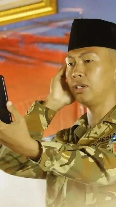 On Duty in Central Africa, TNI Soldier Emotionally Azan His Newborn Daughter through Video Call