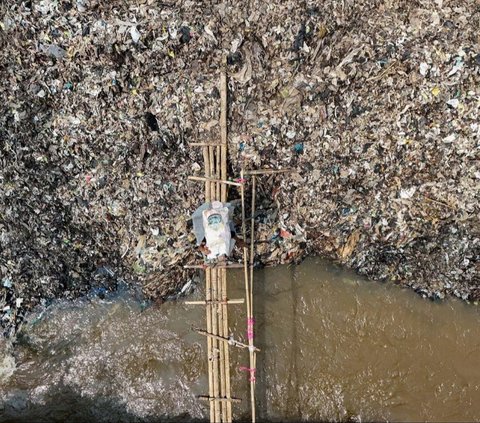 FOTO: Penampakan Gunung Sampah di TPA Cipayung yang Overload hingga Nyaris Tutup Aliran Sungai