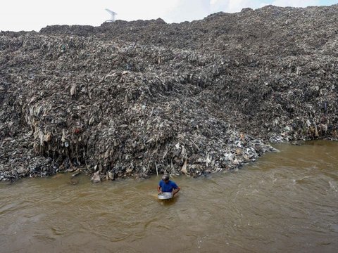 FOTO: Penampakan Gunung Sampah di TPA Cipayung yang Overload hingga Nyaris Tutup Aliran Sungai