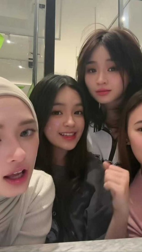 7 Potret Keseruan Inara Rusli Saat Hang Out Bersama Eca Japasal & Catheez, Berasa Seumuran<br>