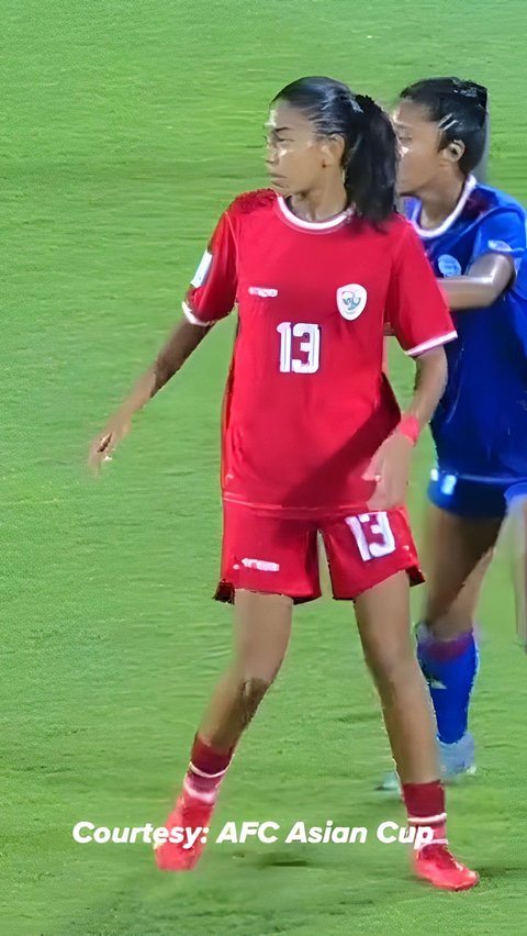Beautiful Goal by Indonesian U-17 Women's National Team Striker Claudia Scheunemann in Match against the Philippines, AFC Gives Her the Nickname Super Woman.