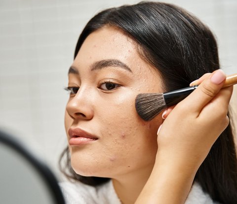 Using Just a Dot of Contour, Find Out How to Transform a Round Face into a Slimmer One