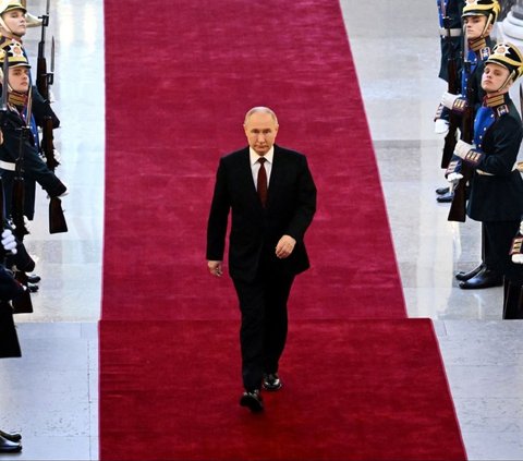 FOTO: Detik-Detik Vladimir Putin Kembali Dilantik Menjadi Presiden Rusia Periode ke-5 di Istana Kremlin