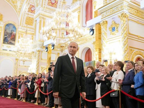 FOTO: Detik-Detik Vladimir Putin Kembali Dilantik Menjadi Presiden Rusia Periode ke-5 di Istana Kremlin