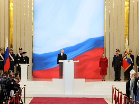 FOTO: Detik-Detik Vladimir Putin Kembali Dilantik Menjadi Presiden Rusia Periode ke-5 di Istana Kremlin