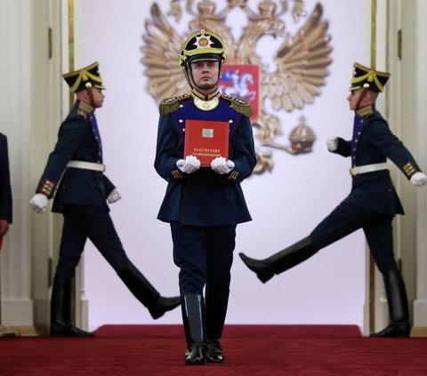 FOTO: Detik-Detik Vladimir Putin Kembali Dilantik Menjadi Presiden Rusia Periode ke-5 di Istana Kremlin