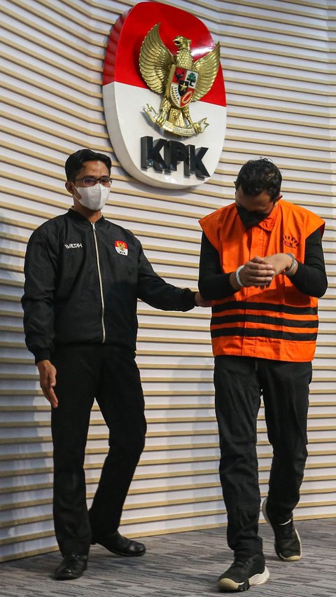 FOTO: Resmi Berompi Orange, Bupati Sidoarjo Ahmad Muhdlor Ali Tertunduk Lesu Ditahan KPK<br>
