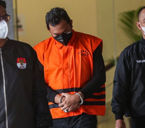 FOTO: Resmi Berompi Orange, Bupati Sidoarjo Ahmad Muhdlor Ali Tertunduk Lesu Ditahan KPK