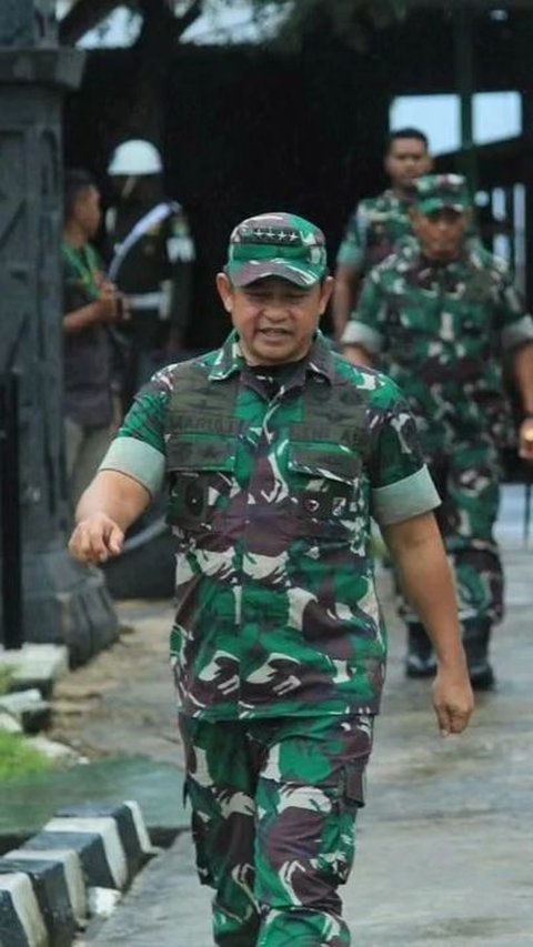 Ya, Maruli memilih hujan-hujanan tanpa dipayungi oleh ajudannya saat bertugas. <br>