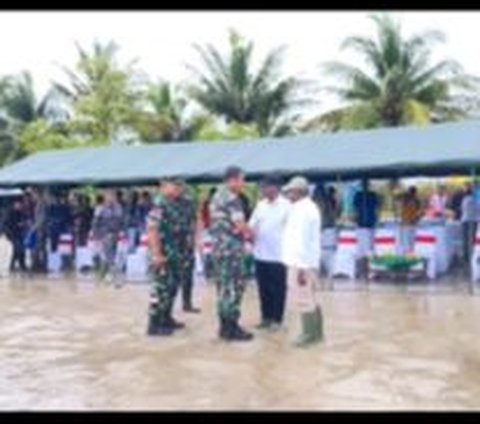 Tanpa Dipayungi Ajudan, Kasad Maruli Hujan-hujanan saat Tugas di Merauke, Sikapnya Disorot