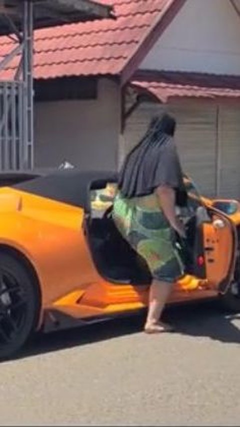 <b>Viral Wanita Berdaster Naik Lamborghini di Kalsel, Ini Sosoknya yang Bukan Orang Sembarangan</b><br>