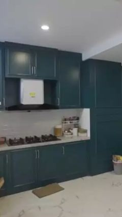 Begini potret dapur kotor di rumah tersebut. Area ini didesain dengan warna emerald yang begitu memanjakan mata