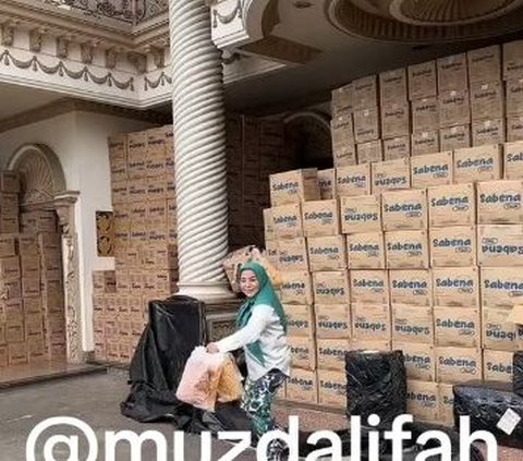 10 Portraits of Muzdalifah's Grand House Resembling a Golden Palace, Now Transformed into a Warehouse Full of Boxes