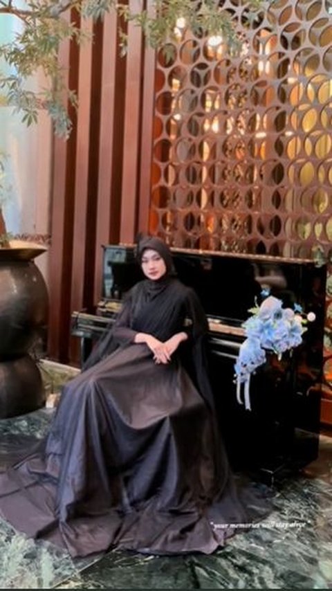 Sementara Nafha tampil anggun dengan dress dan hijab serba hitam. Penampilannya langsung bikin netizen terpana