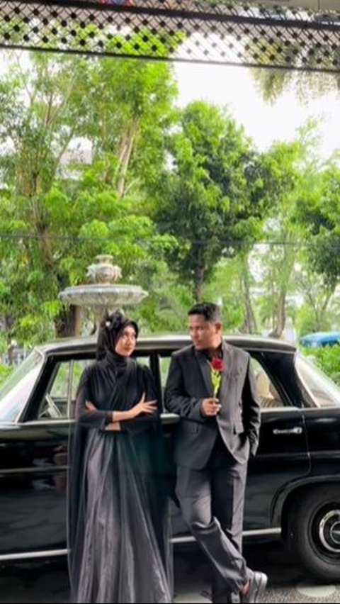 Both of them also look cool when posing in front of an all-black classic car.