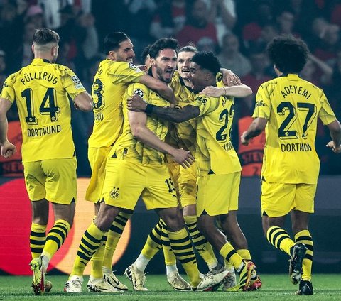 Borussia Dortmund berhasil memastikan lolos ke final Liga Champions 2023/2024 setelah membuat Paris Saint Germain (PSG) 'menangis' di markasnya sendiri. Dortmund berhasil membungkam PSG dengan skor 1-0 dalam leg kedua semifinal di Stadion Parc des Princes, Paris, Rabu (8/5/2024) dini hari WIB. Foto: AFP