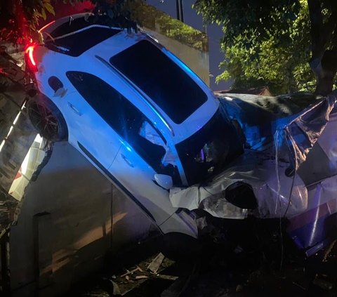 Wanita Bawa Porsche Jam 5 Subuh, Seruduk Kantor Polisi di Medan sampai Mobil 'Nungging’