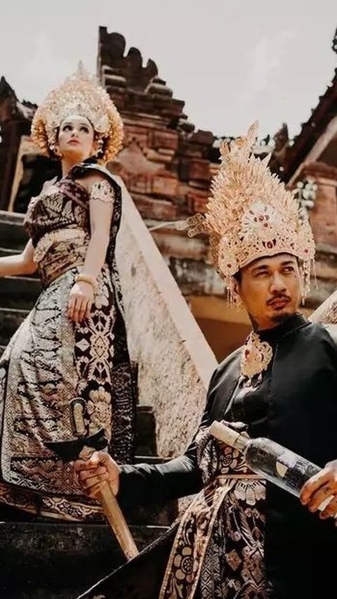 Jerinx dan Nora Alexandra juga tampil menawan dalam prewedding budaya adat yang mengusung tema The Fantasy of Bali.