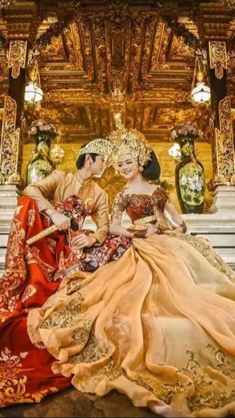 Putu Bahagiana and Ayu Puspa's prewedding photo with the traditional Balinese costumes.