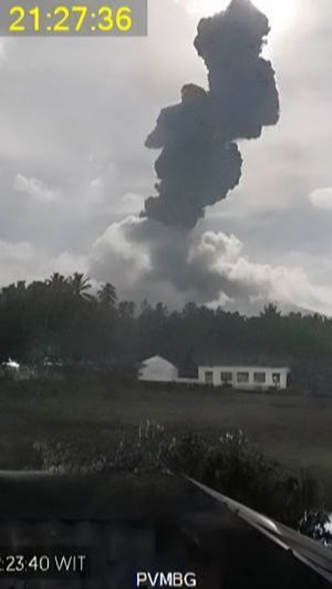 Gunung Ibu Erupsi hingga Ketinggian Kolom Abu 1.500 Meter, Aliran Listrik Sampai Padam