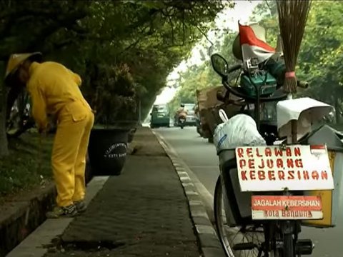 Belajar dari Mbah Sariban, Rela Bersepeda Keliling Bandung untuk Bersihkan Sampah Tanpa Dibayar
