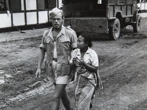 Potret Lawas Tentara Belanda saat Masih Menjajah Indonesia, Dari Santai Beli Kopi sampai Geledah Rumah Warga