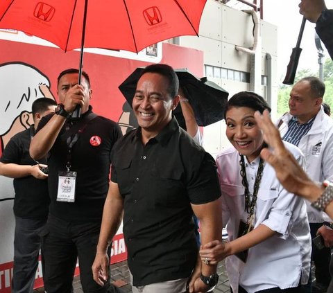 Andika datang memakai baret merah Kopassus didampingi sang istri Hetty Andika Perkasa dan ibu mertua Tati Hendropriyono.