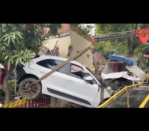 Penampakan Porsche Seruduk Kantor Polisi di Medan, Ringsek Usai Tabrak Avanza hingga Warung